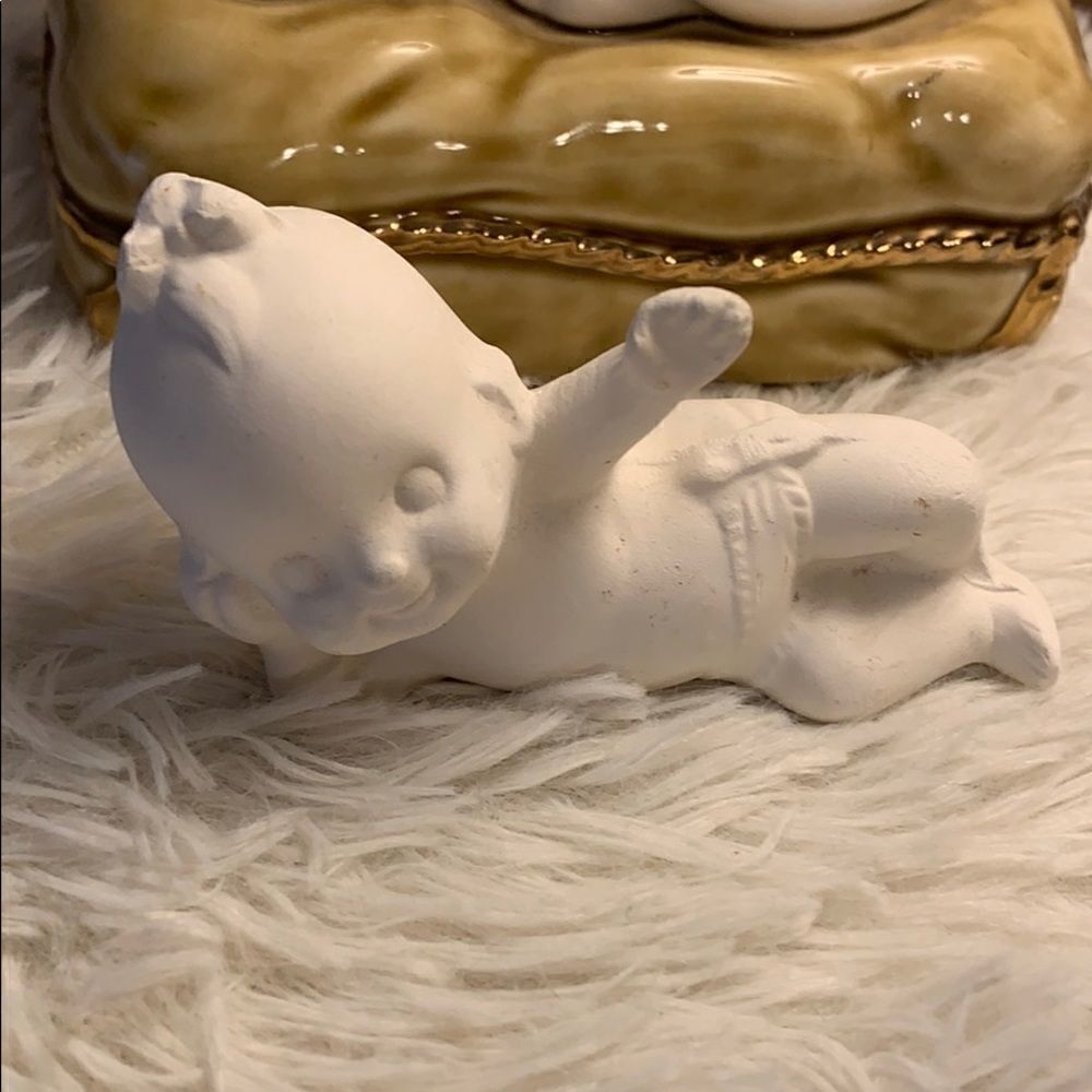 Kewpie Ceramic with bow laying down ceramic figure - Picture 8 of 13